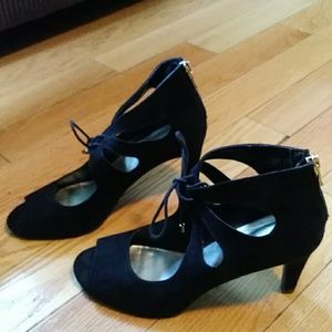 Black saude heels